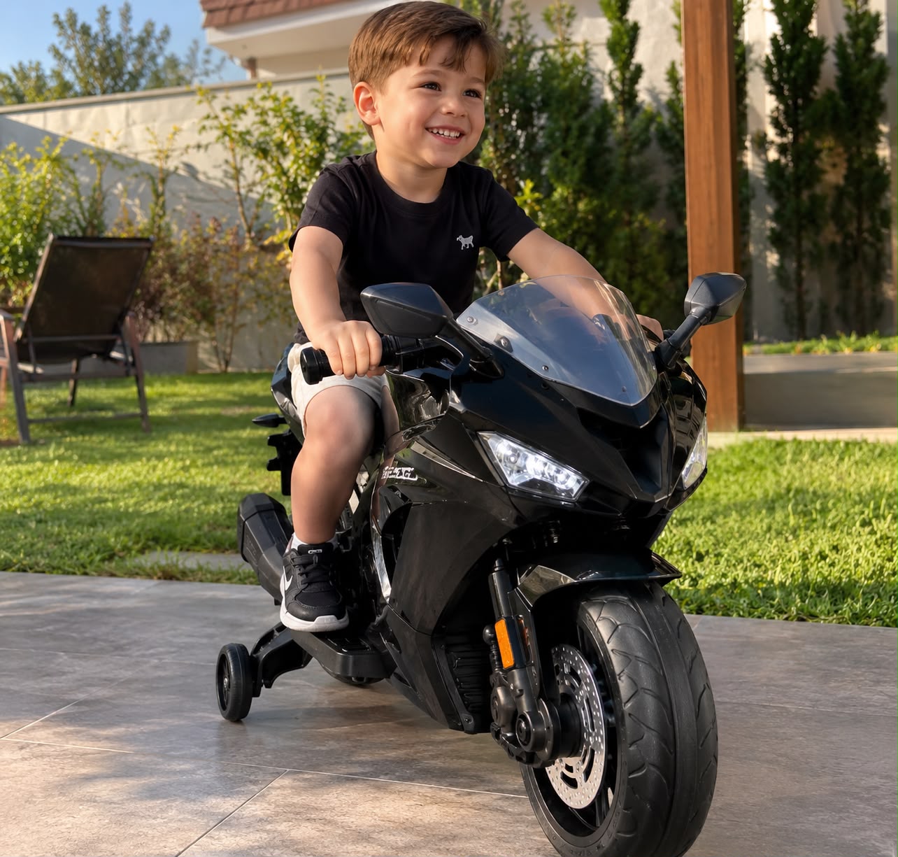 Criança montada na mini moto elétrica